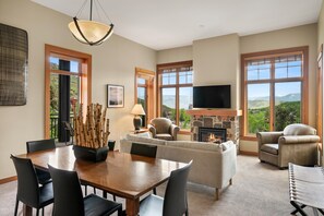Smart TV, fireplace, DVD player - The Starlight Suite: Snowmass Base Village (Snowmass Village)