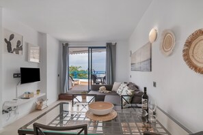 TV - Holiday Home 'Taurito Big Terrace' with Sea Views, Shared Pool and Wi-Fi (Taurito)