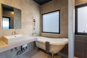 Een douche, een haardroger, handdoeken