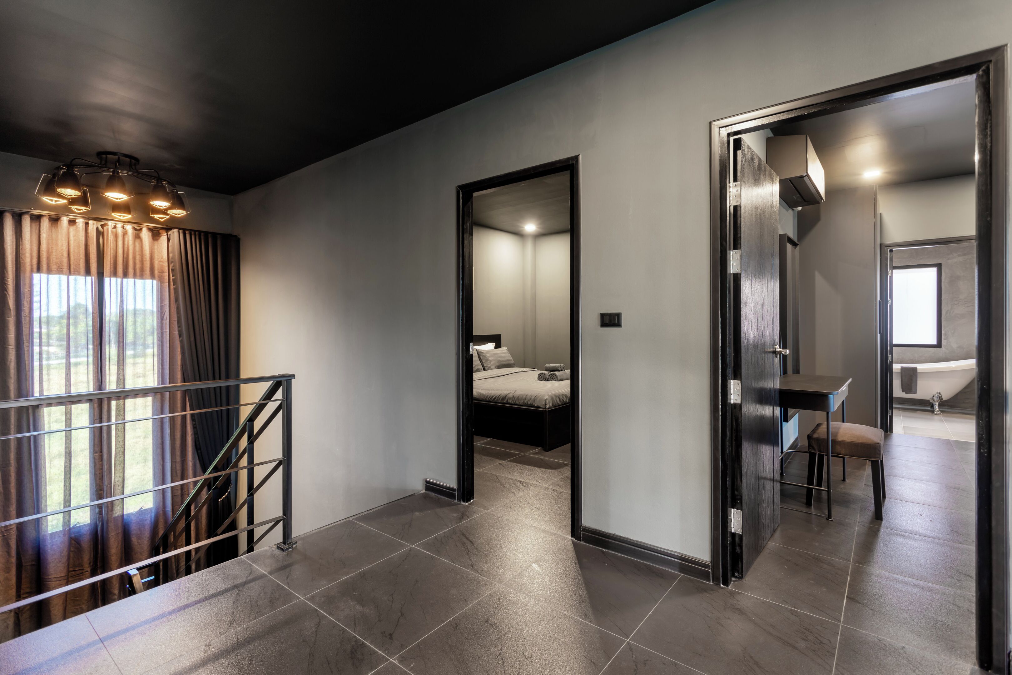 Une chambre d’hôtel moderne avec un escalier, une chambre à coucher séparée et une salle de bain.