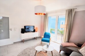 Télévision, table de tennis de table, chaîne hi-fi