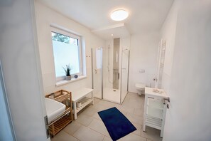Dusj, hårføner, såpe og toalettpapir
