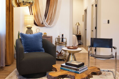 Modern 1 BR Guest House in Central Point, OR. Your ideal Southern Oregon stopover! Features AC, full kitchen, W/D, and dedicated workspace. Quick and convenient access to I-5 and local attractions.