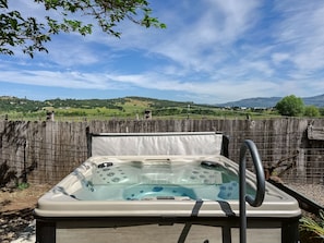 Outdoor spa tub - Unwind in this stylish, fully remodeled farmhouse with mountain views and a private hot tub (Eagle Point)