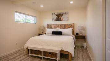 Planxa i posts de planxar, un bressol de viatge i wifi gratuïta