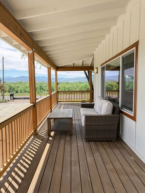Terrace/patio - Unwind in this stylish, fully remodeled farmhouse with mountain views and a private hot tub (Eagle Point)
