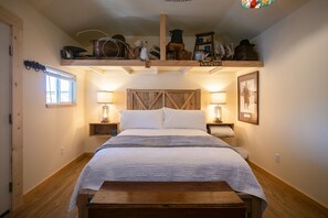 3 habitaciones, tabla de planchar con plancha y cuna de viaje 