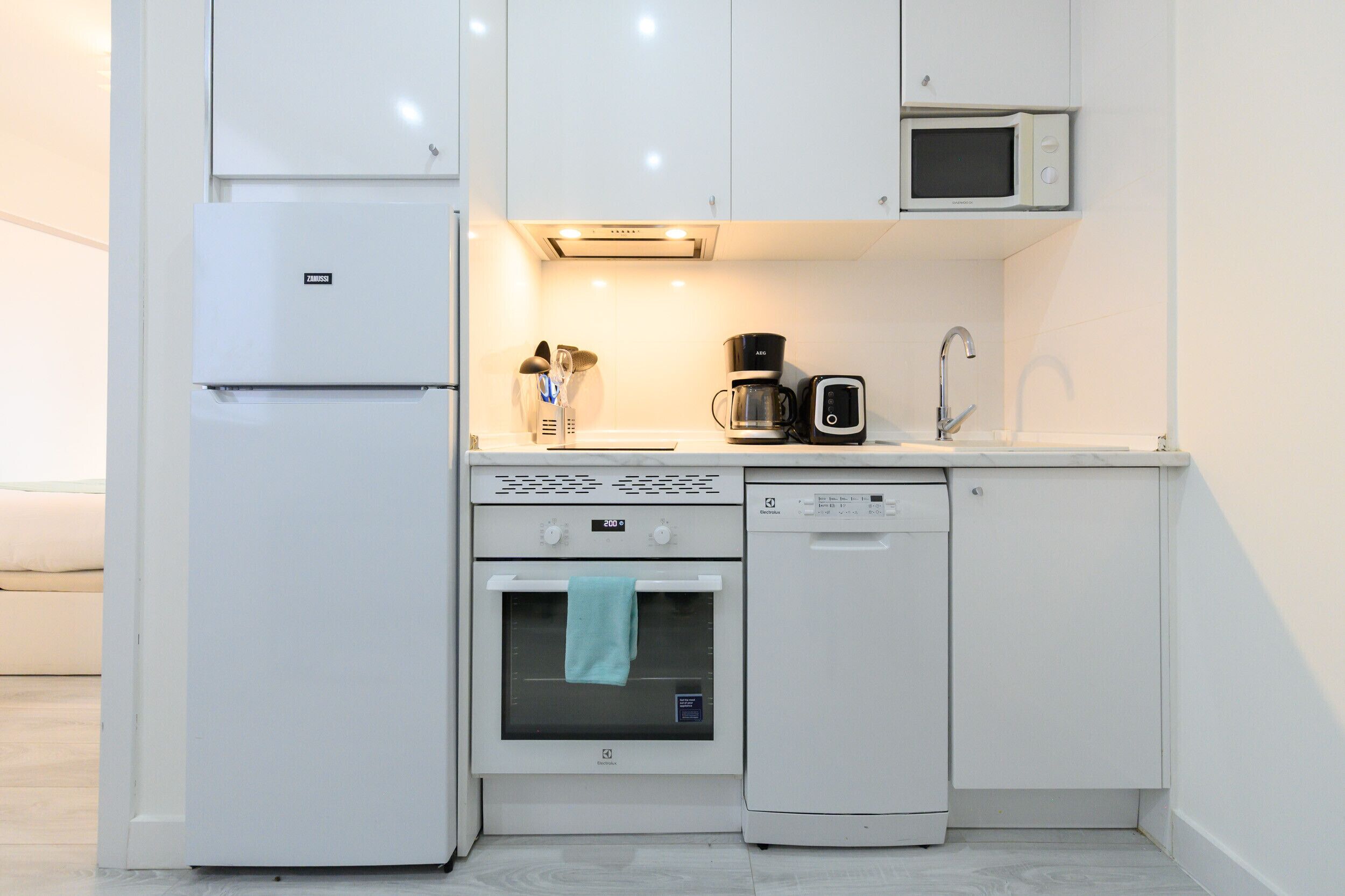 Kühlschrank, Mikrowelle, Ofen, Geschirrspüler