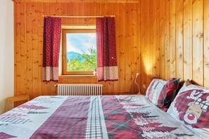 3 bedrooms, iron/ironing board, bed sheets - Chalet 'Baita Angomà' with Mountain View and Private Garden (Levico Terme)