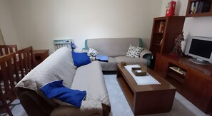 Una televisión, una chimenea