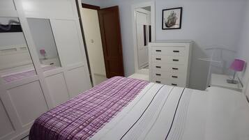 2 bedrooms, iron/ironing board, free WiFi, bed sheets