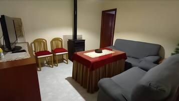 Een televisie en een open haard