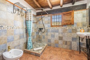 Een douche, een haardroger, handdoeken