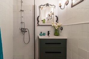 Ducha, secador de pelo y toallas