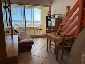 TV - Mezzanine studio, AC, sea view terrace, private parking, near beach (Fleury-Saint-Pierre-la-Mer)