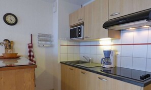 Kylskåp, mikrovågsugn, ugn och diskmaskin