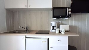 Kaffetrakter/tekoker, kjøleskap, mikrobølgeovn og kokeplater