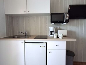 Réfrigérateur, micro-ondes, plaque de cuisson, cafetière/bouilloire