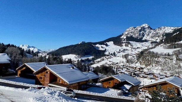 A snow-covered mountain village with wooden cabins and a clear blue sky. - Charming ski-in T3, 6 pax, balcony, garage (Le Grand-Bornand)