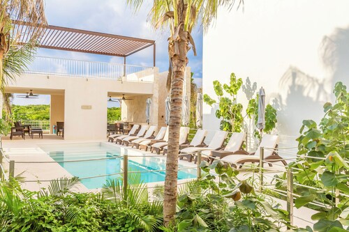 Chic Beachfront Condo Ocean View