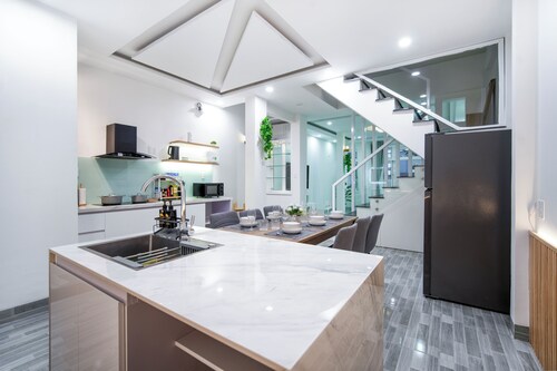 Modern 3BR Beach Villa, Karaoke System, Rooftop bar, BBQ in marvelous Đà Nẵng