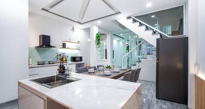 Modern 3BR Beach Villa, Karaoke System, Rooftop bar, BBQ in marvelous Đà Nẵng