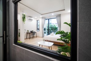 3 bedrooms, desk, WiFi, bed sheets