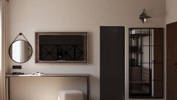 Habitación de hotel moderna con un espejo grande, una obra de arte enmarcada, un escritorio con silla y vista a una escalera.