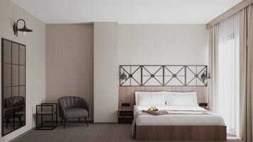 Une chambre d’hôtel avec un lit, une chaise, une table de chevet et un luminaire fixé au mur.