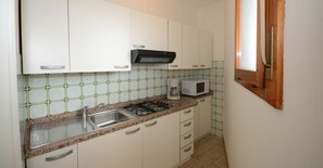 Réfrigérateur, micro-ondes, plaque de cuisson, cafetière/bouilloire