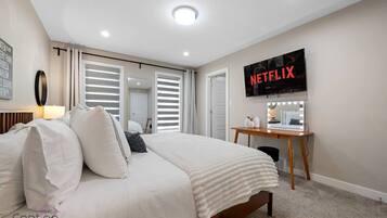 6 bedrooms, desk, iron/ironing board, travel crib