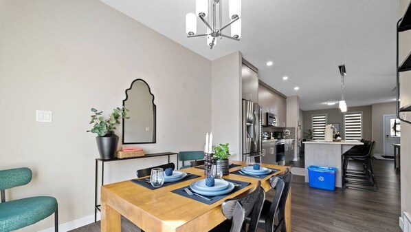 Dining - 6 BR | Sleep 12 | Stadium & Rogers | Yard | Garage (Edmonton)