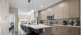 6 BR | Sleep 12 | Stadium & Rogers | Yard | Garage