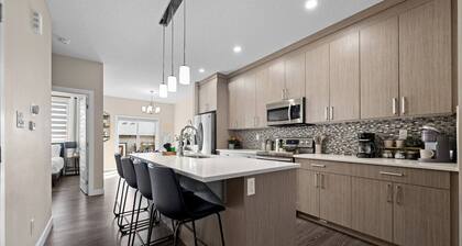 6 BR | Sleep 12 | Stadium & Rogers | Yard | Garage