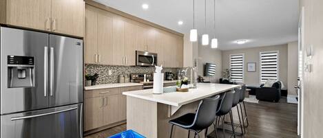 Refrigerador, microondas, horno, placa de cocina