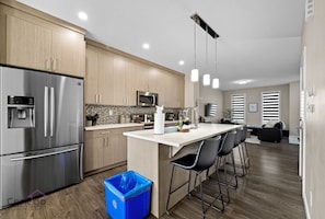 Fridge, microwave, oven, stovetop - 6 BR | Sleep 12 | Stadium & Rogers | Yard | Garage (Edmonton)