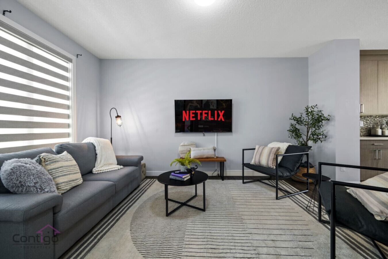 Smart-tv, böcker och kontor