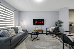 スマートテレビ、書庫、書斎 / ワークスペース