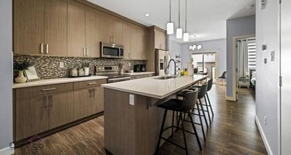 Modern 4BR | Yard | Garage | Near Stadium & Rogers
