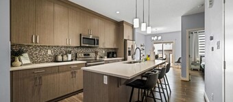 Modern 4BR | Yard | Garage | Near Stadium & Rogers