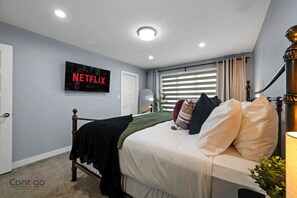 4 habitaciones, escritorio y tabla de planchar con plancha 