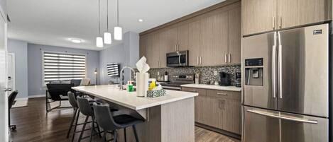 Réfrigérateur, micro-ondes, four, plaque de cuisson