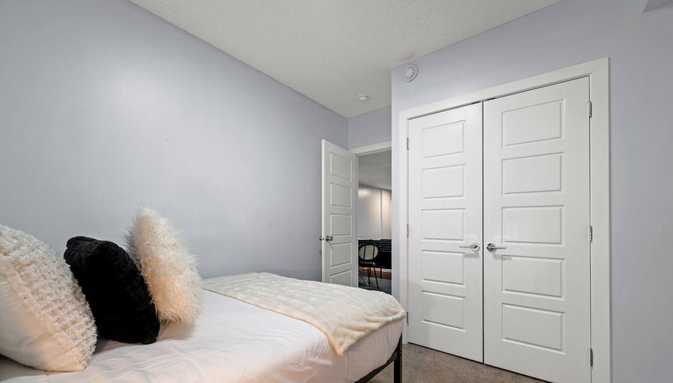 2 bedrooms, desk, iron/ironing board, travel cot