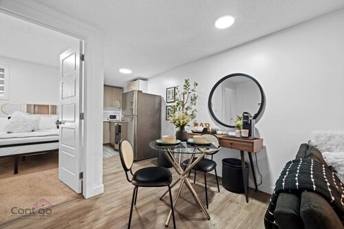 Cozy 2BR Bsmt Suite | Near Commonwealth & Rogers!