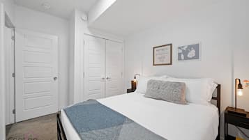 2 habitaciones, escritorio y tabla de planchar con plancha