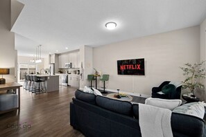 Smart TV, libros y oficina 