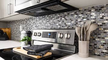 Een koelkast, een magnetron, een oven, een kookplaat