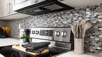 Geladeira, micro-ondas, fogão, cooktop