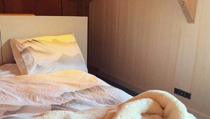 4 bedrooms, iron/ironing board, free WiFi, bed sheets