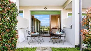 Appartamento familiare, 2 camere da letto, 2 bagni (Aquavista Pool and Lake Maggiore View) | Ristorazione all'aperto